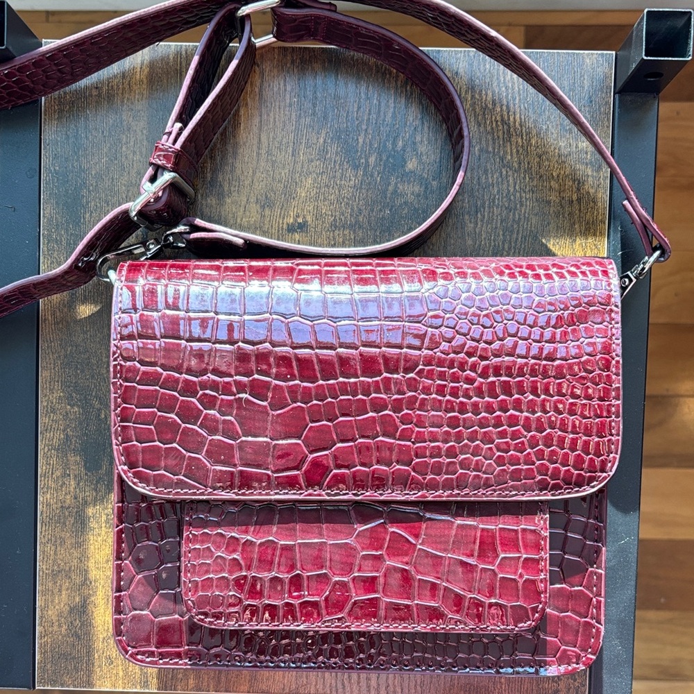 HVISK Elegant Faux Crocodile-Embossed Burgundy Shoulder Bag Purse